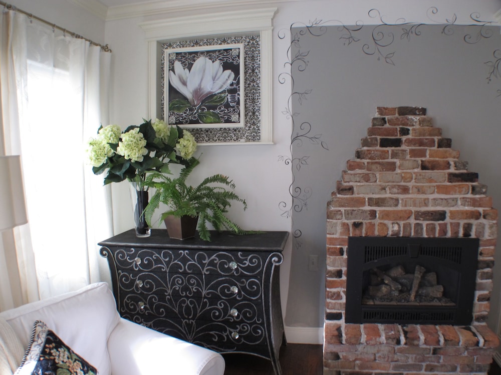 Deluxe Room, 1 King Bed, Fireplace, Garden Area photo 3