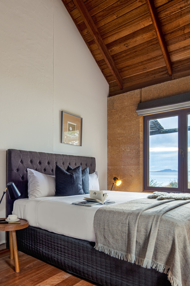 Premium Waterfront Cottage photo 2