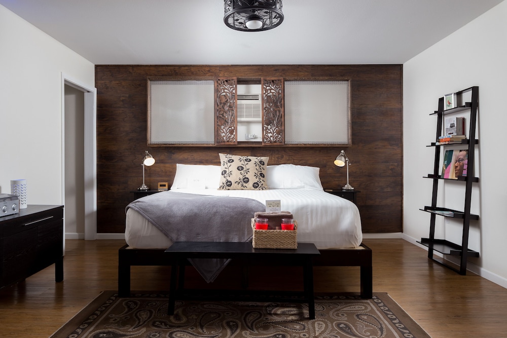 Signature Room, 1 King Bed with Sofa bed, Courtyard View (8)