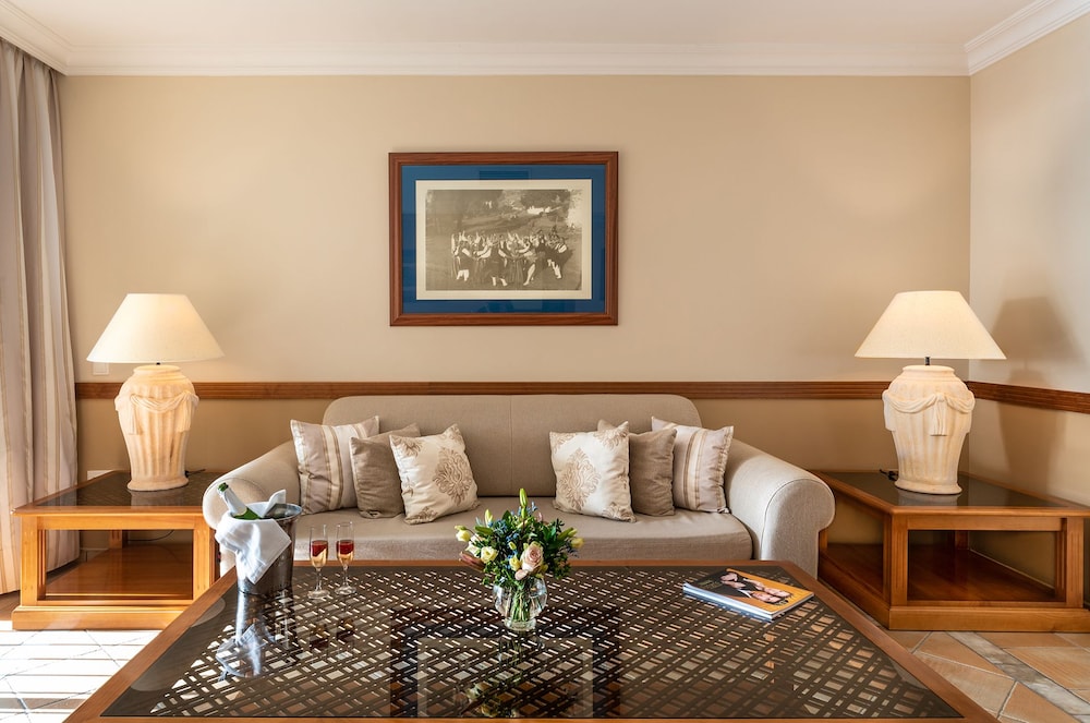Senior Suite (3 adults and 1 child) thumbnail 6