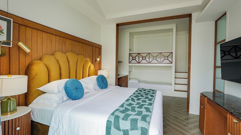 Family Lagoon Villa (Free Drop-off Airport Transfer) - Photo 1