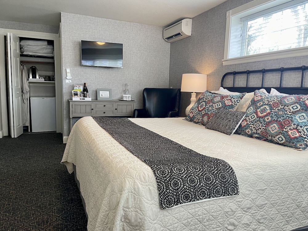 Carriage House South, 1 Queen Bed and 1 Twin Bed photo 2