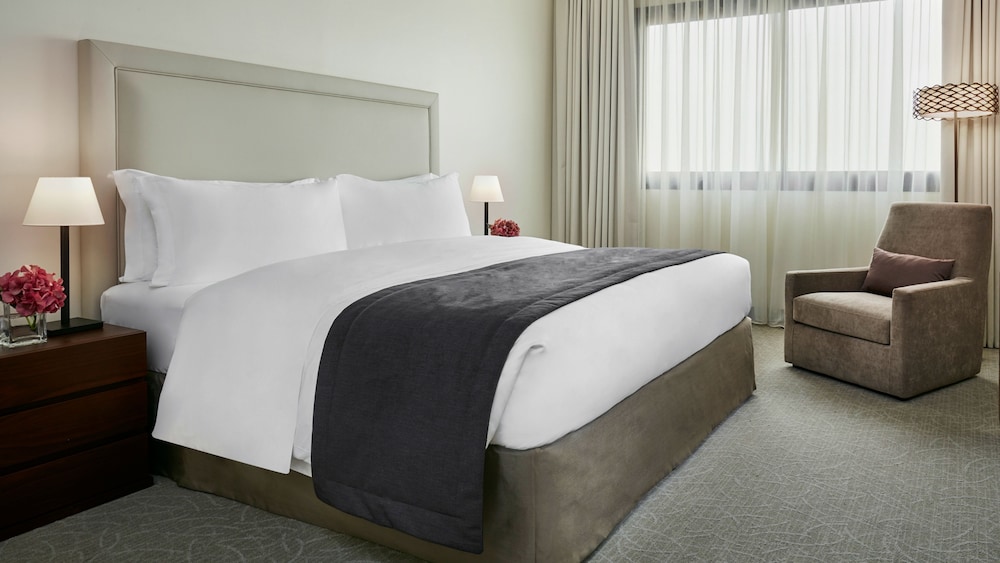 One-Bedroom King Suite with Pool View (Low Floor) photo 2