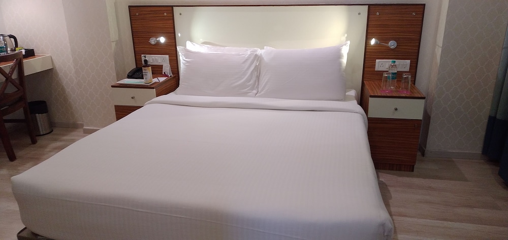 Deluxe Room (King Bed) - Photo 8