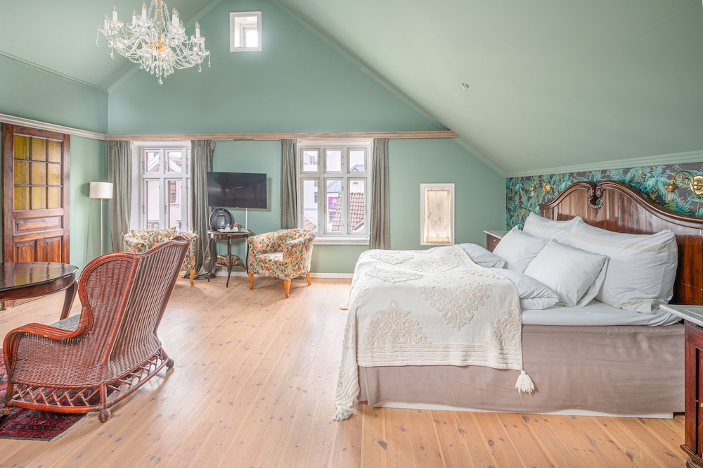 Suite - Photo 12