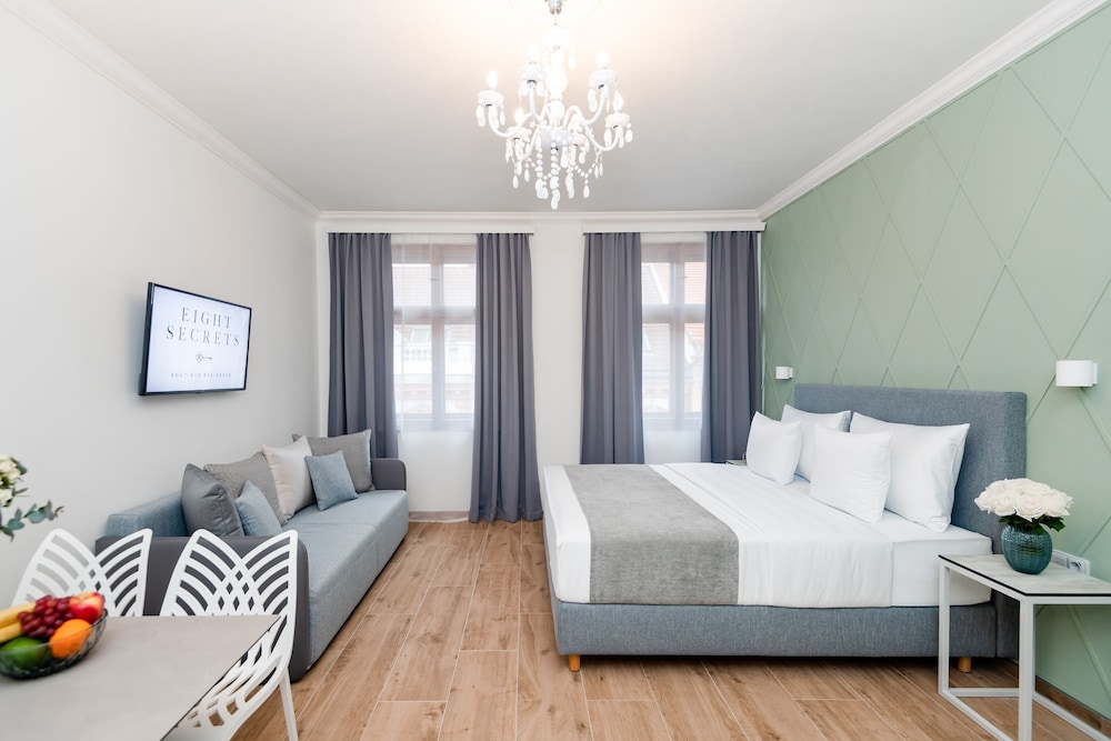 Family Apartment (202-403)