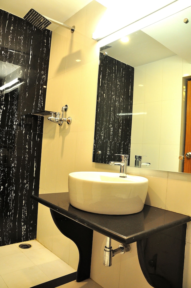 Deluxe Room - Photo 11