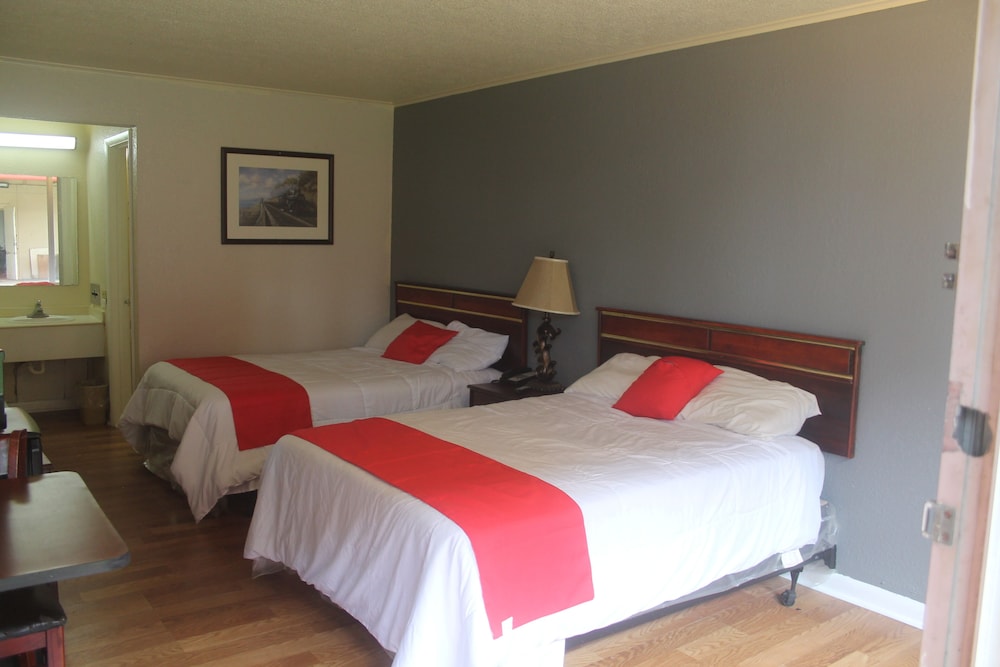 Basic Quadruple Room, 2 Double Beds - Non Smoking photo 1