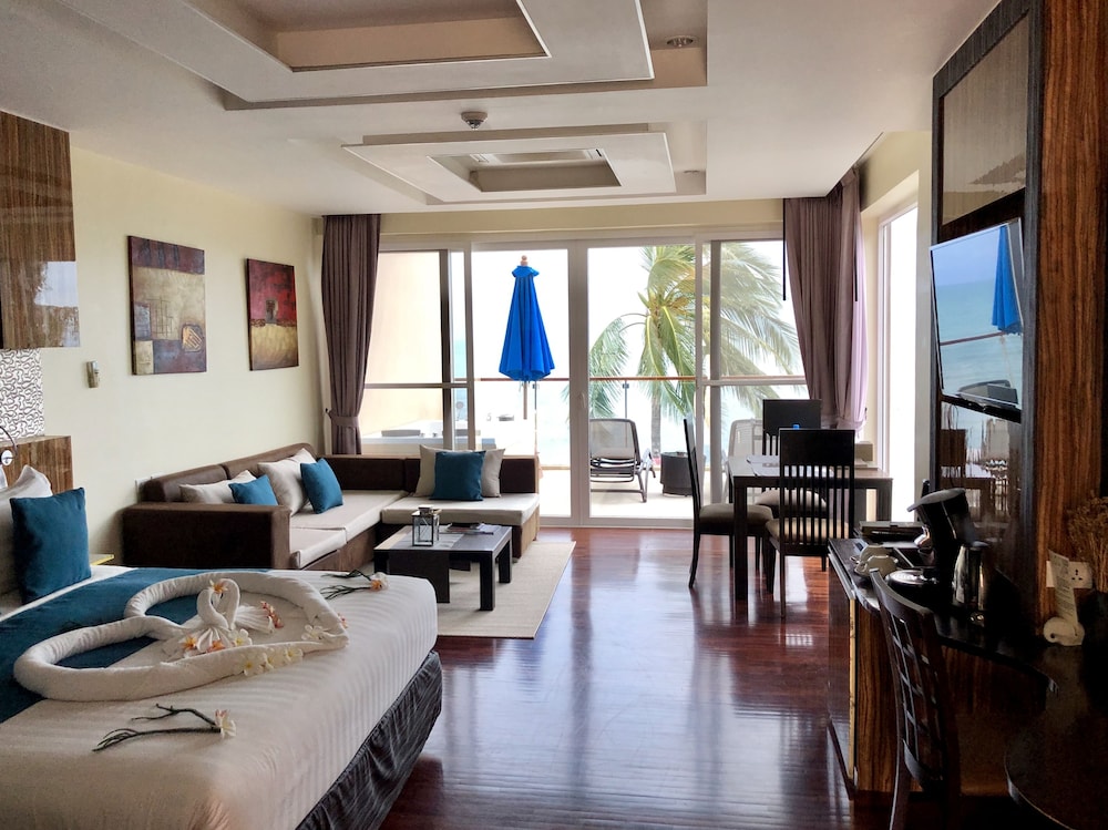 Jacuzzi Suite - Photo 9