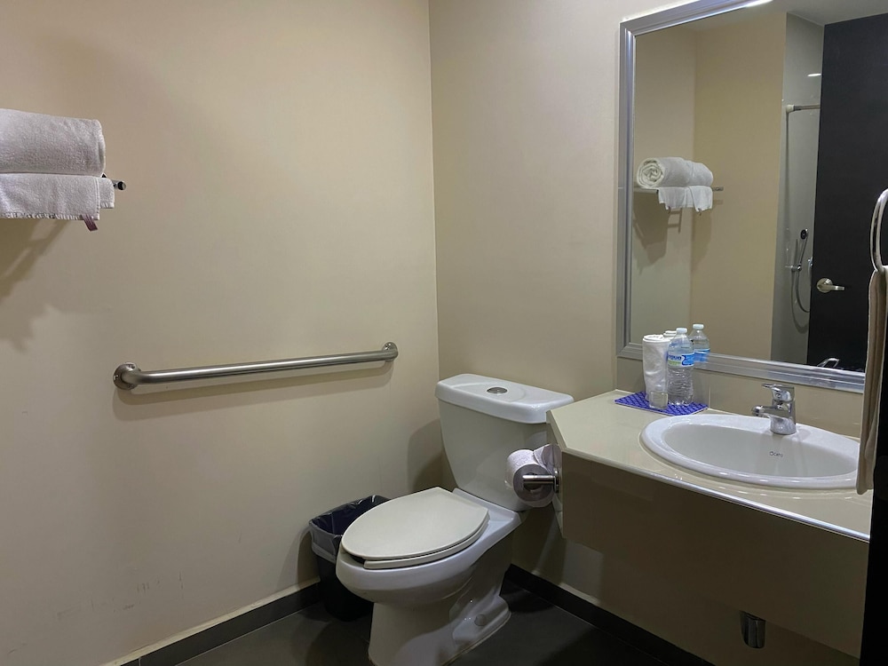 Standard Room, 1 King Bed, Mobility Accessible photo 3