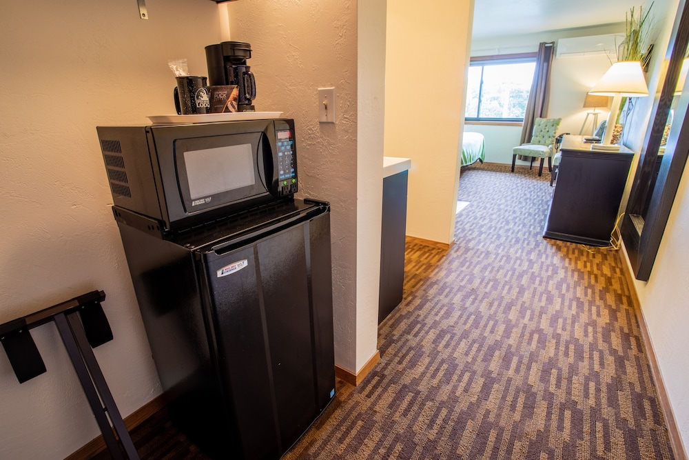 Deluxe Room, 1 King Bed, Jetted Tub (No Pets) photo 3