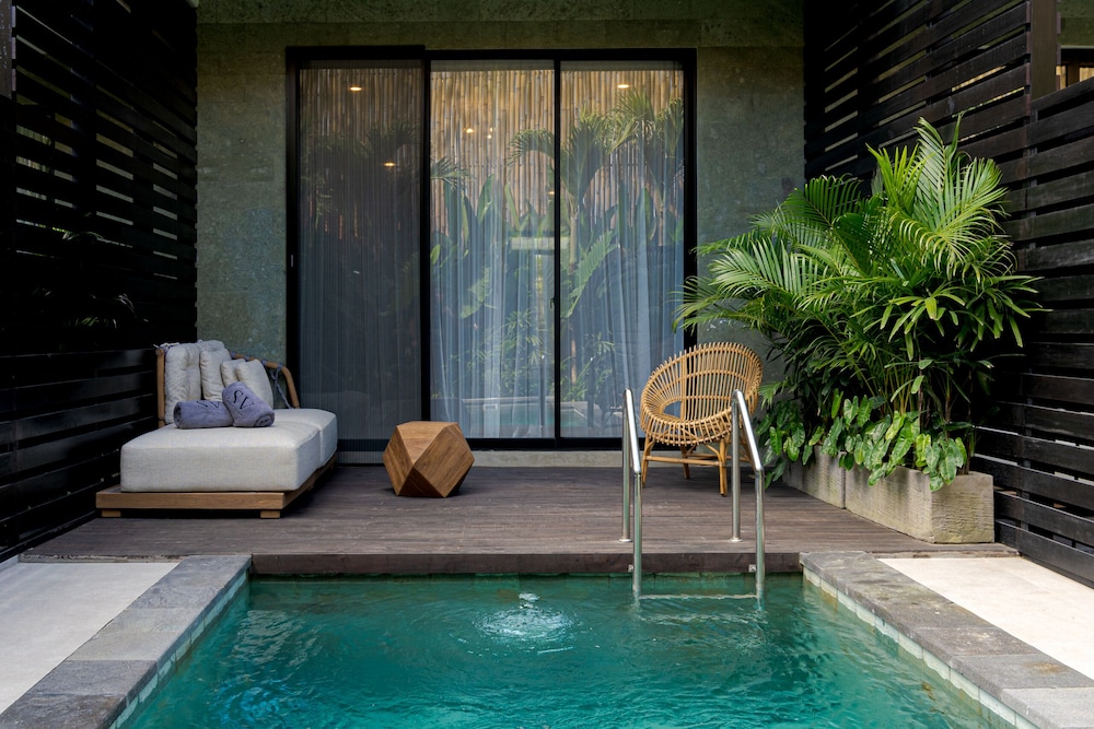 Executive Duplex, 2 Bedrooms, Non Smoking, Pool View photo 1