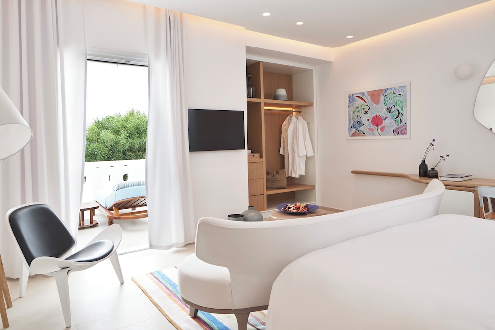 Junior Suite, 1 King Bed, Garden View (Paragon, Outdoor Jetted Tub) photo 2