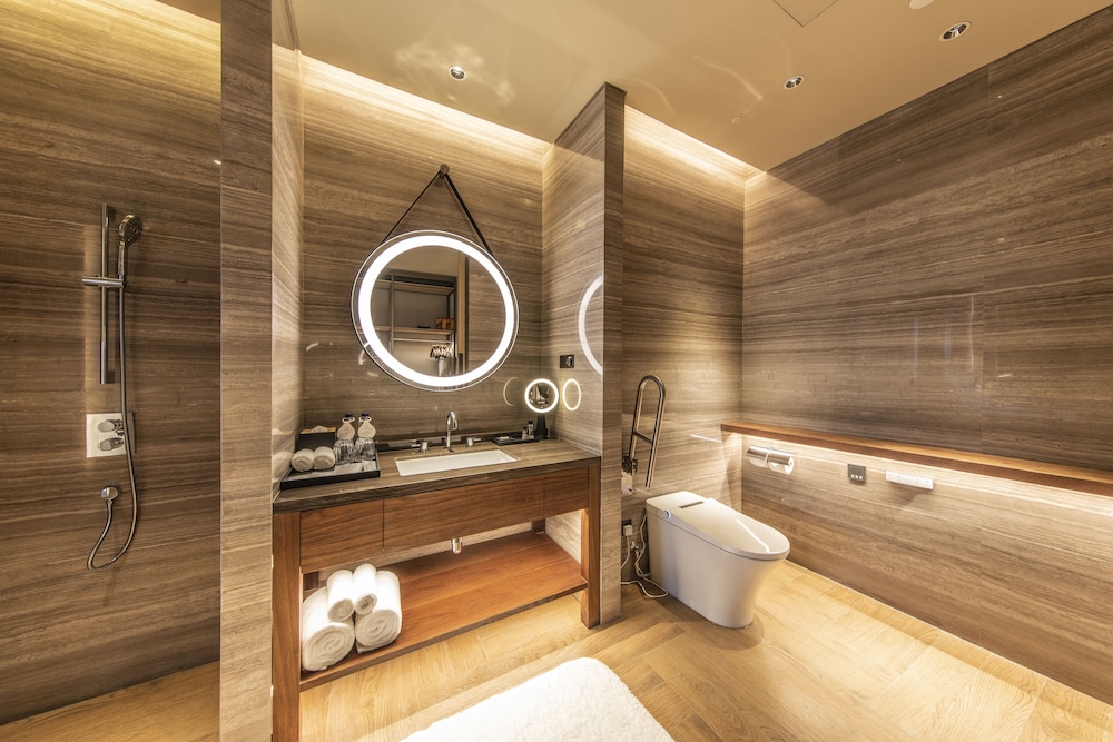 Elegant King Bed Room photo 2