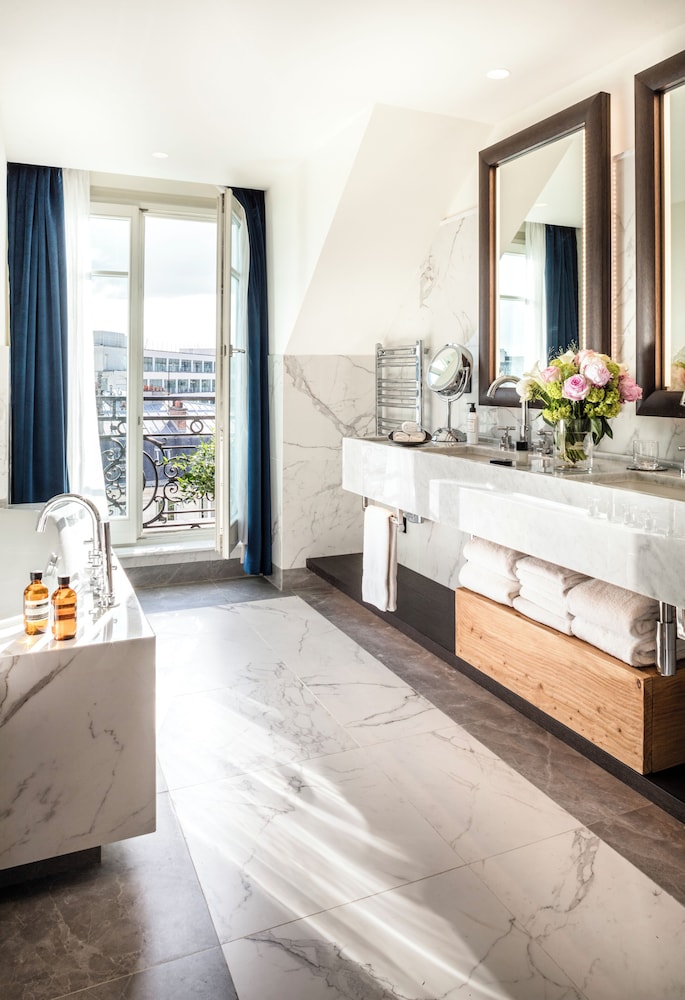 Eiffel Tower Suite