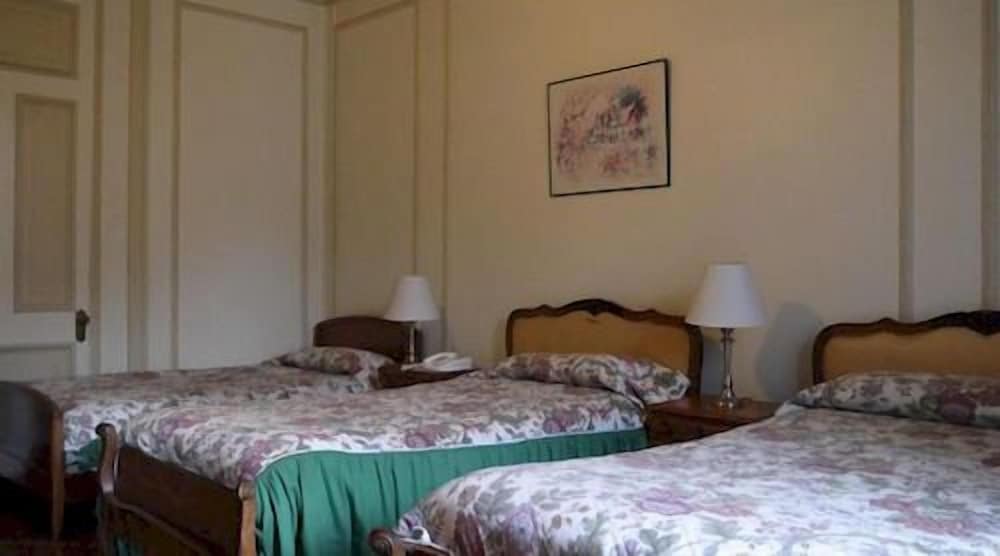 Triple Room, 3 Twin Beds, Shared Bathroom