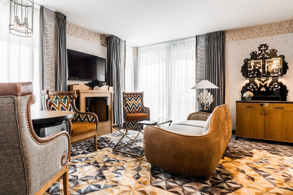 Suite - Photo 1