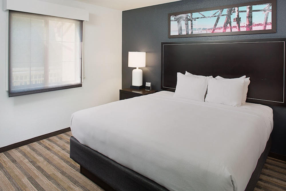 Two Bedroom King/Queen Suite - Photo 2