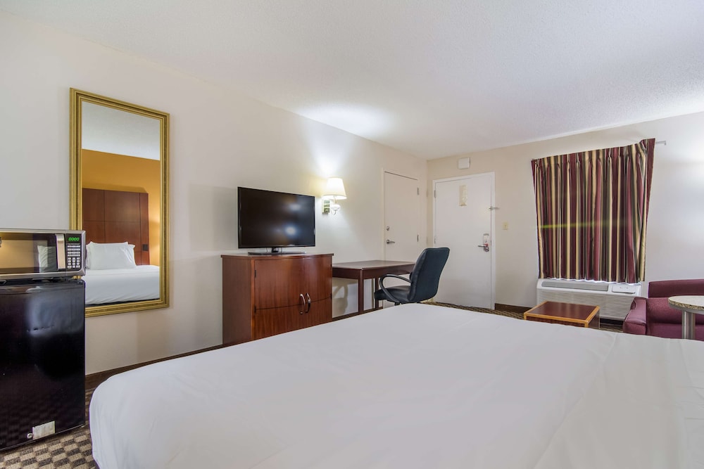 Room, 1 King Bed, Smoking - Photo 5