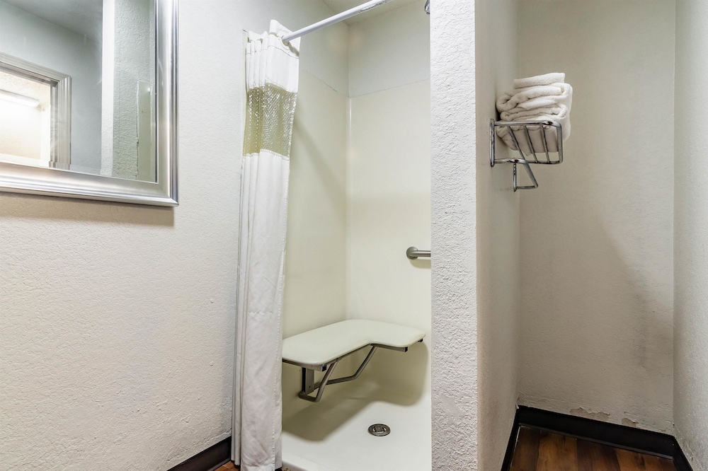 Standard Studio, 1 King Bed, Accessible, Kitchen photo 2