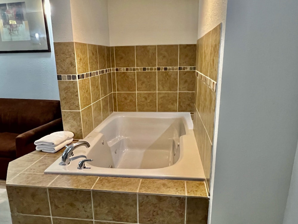 Studio, 1 King Bed, Non Smoking, Jetted Tub - Photo 3