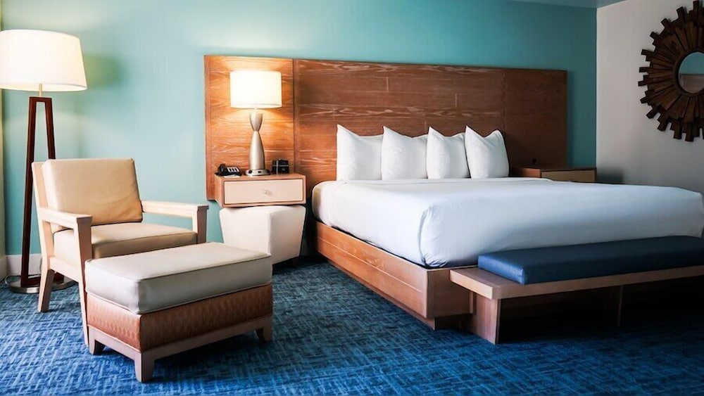 Suite, 1 King Bed, Corner (King Corner Suite) photo 1