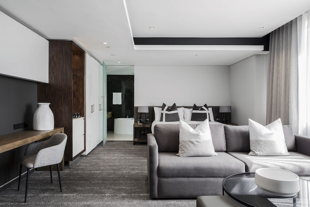 Executive Suite - Photo 2