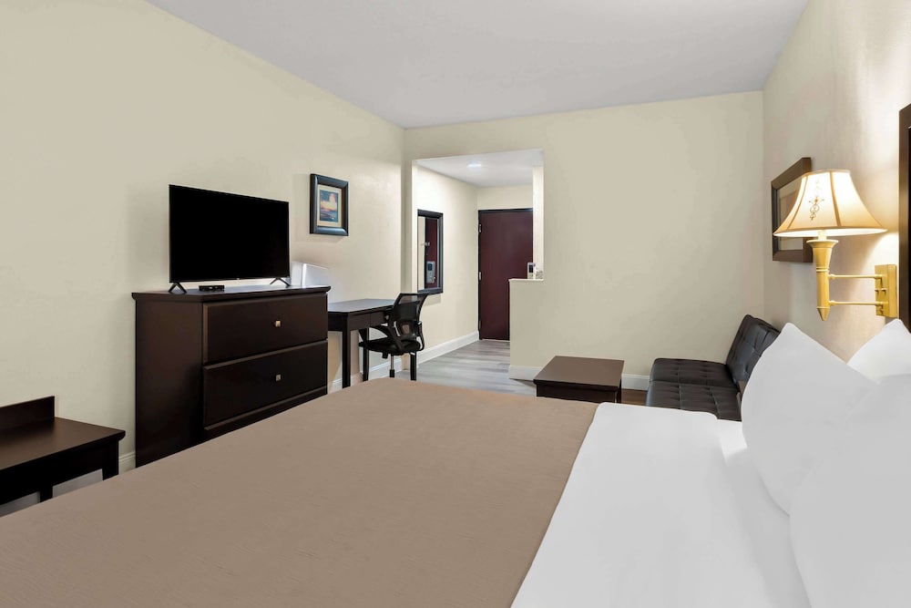 Room, 1 King Bed with Sofa bed, Accessible, Non Smoking - Photo 4