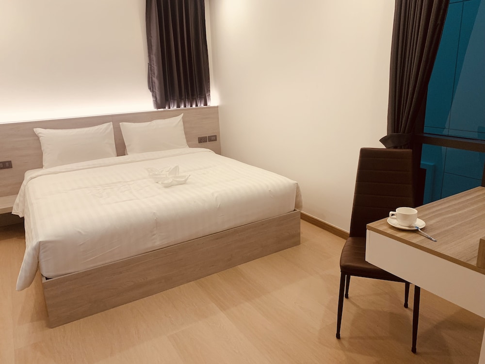 Deluxe Double Room thumbnail 5