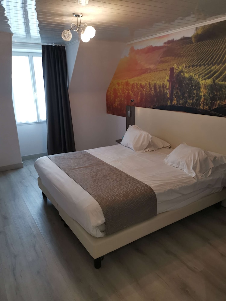 Family Suite, 1 Queen Bed, Bathtub, Valley View - Photo 5