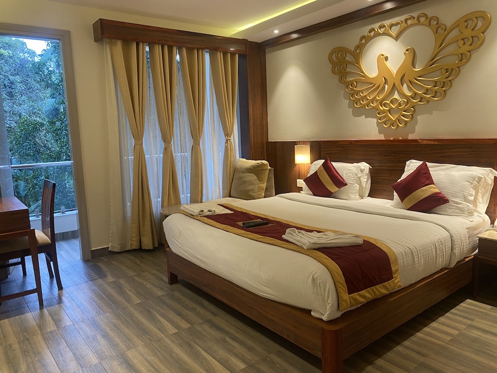 Premium Room with Balcony - Photo 3
