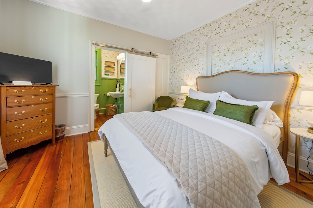 Classic Room, 1 Queen Bed, Private Bathroom (Duck Inn Room) photo 1
