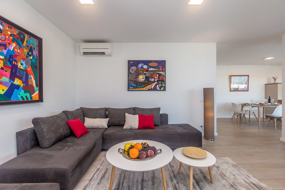 Luxury Apartment, 2 Bedrooms, Sea View, Ground Floor photo 3