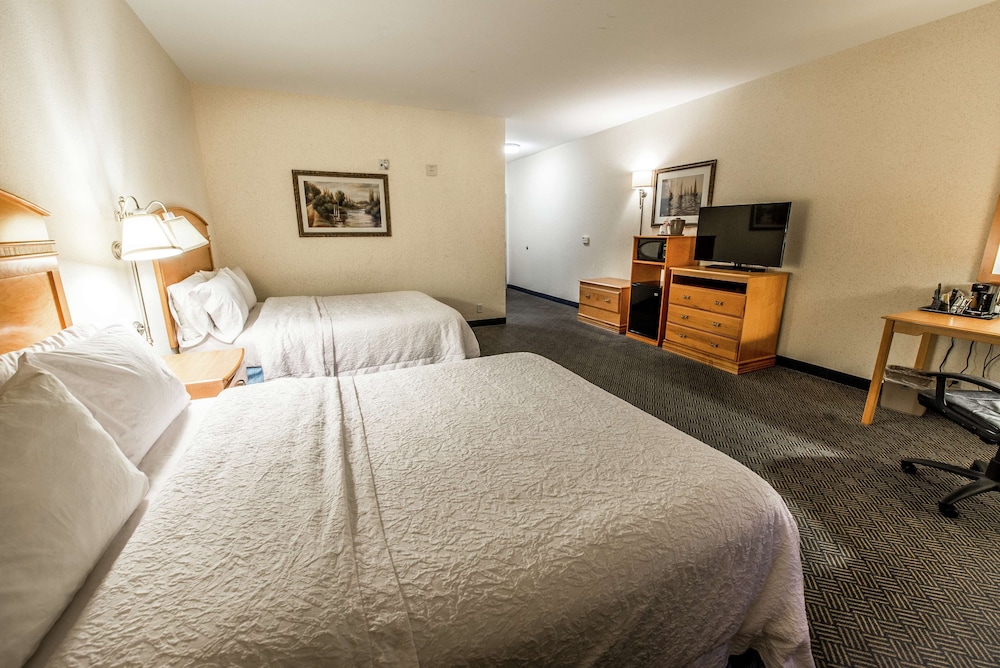 Room, 2 Queen Beds, Accessible, Non Smoking - Photo 1