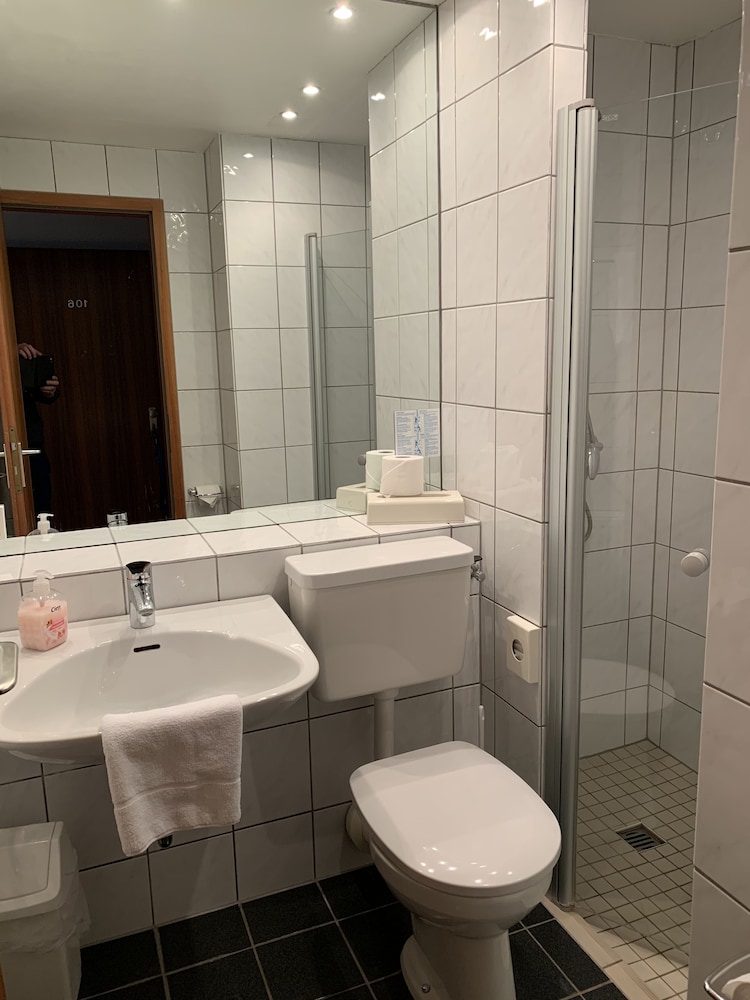 Basic Double Room, 1 Queen Bed photo 3