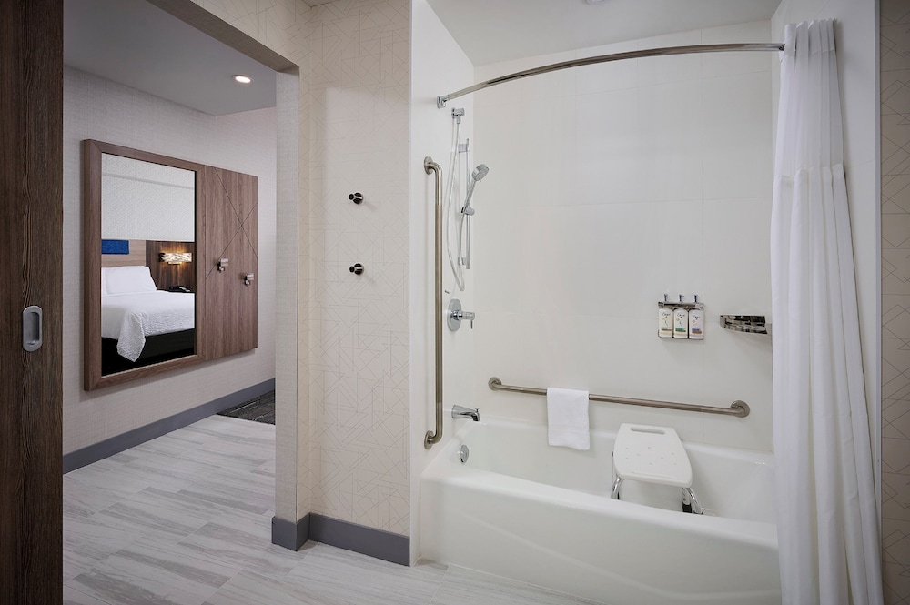 Standard Room, 2 Queen Beds, Accessible (Mobility, Accessible Tub) thumbnail 6