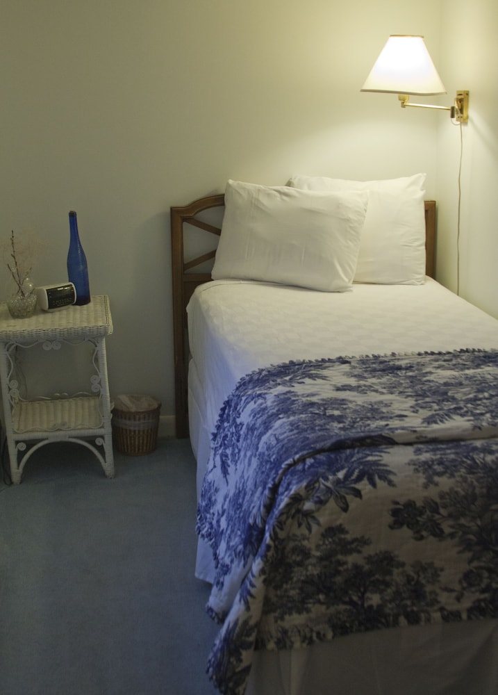 Champlain, 1 Queen Bed and 1 Twin Bed photo 2