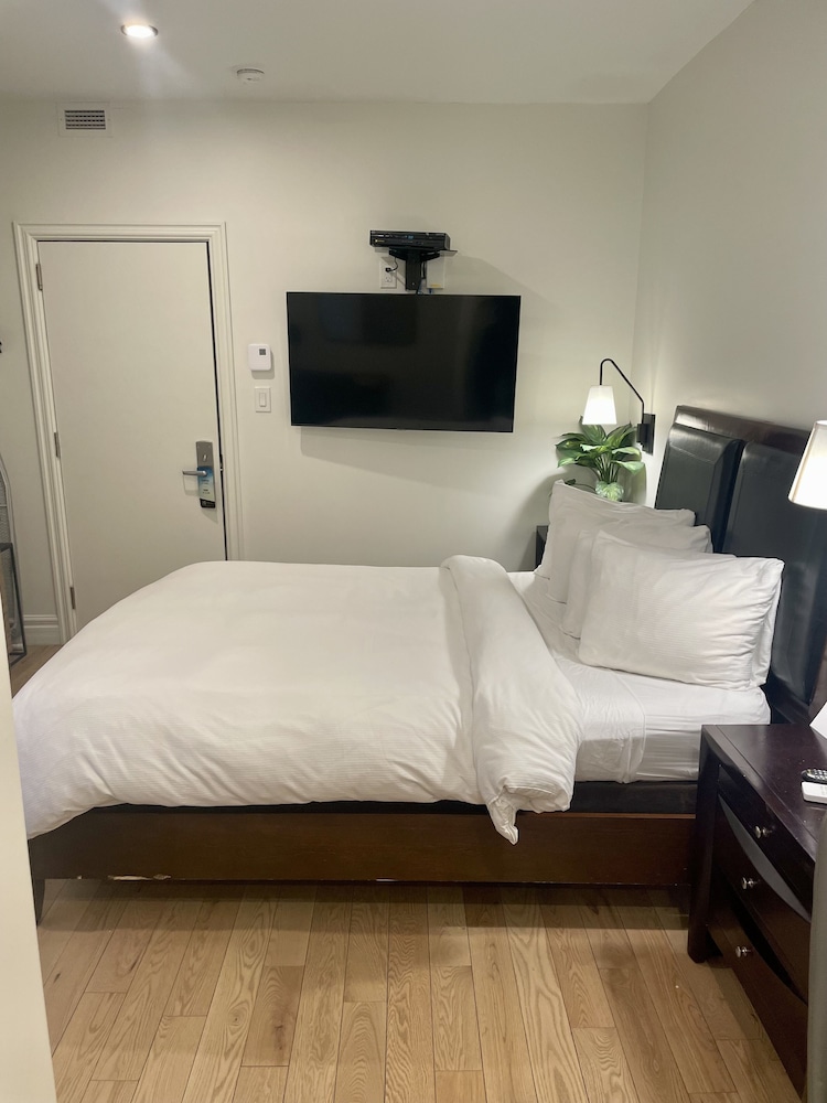 Economy Room, 1 Queen Bed
