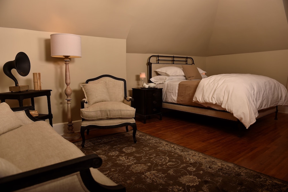 Grand Comfort Room, 1 Queen Bed ( #7 ) photo 1