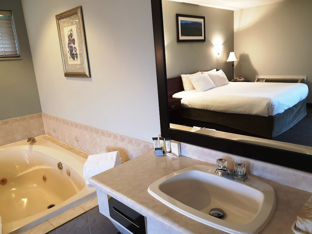 Suite, 1 King Bed, Jetted Tub, River View - Photo 4