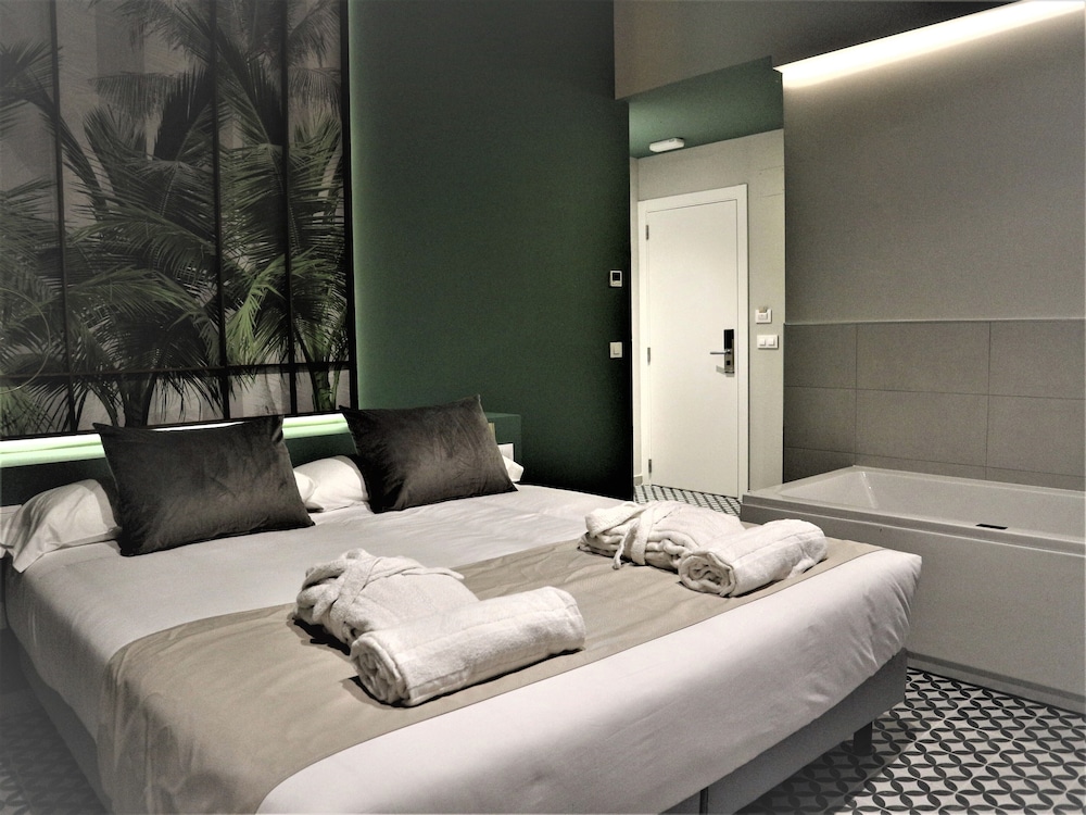 Deluxe Double Room, Hot Tub - Photo 5