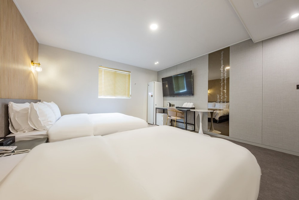 Royal Twin /(Extra Person Fee) Free Ramyeon,Air purifier,Styler,Netflix,Free Laundry & Dry,Amenities - Photo 4