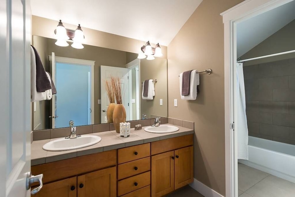 Deluxe Townhome, 3 Bedrooms, Kitchen photo 3