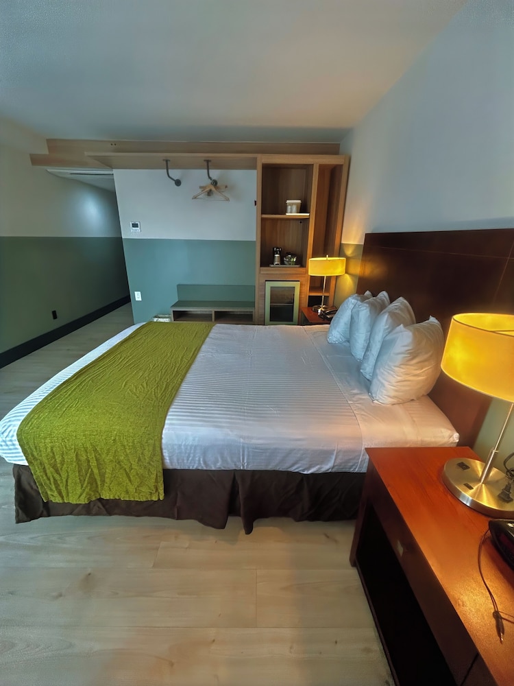 Standard Room, 1 Queen Bed, Balcony photo 3