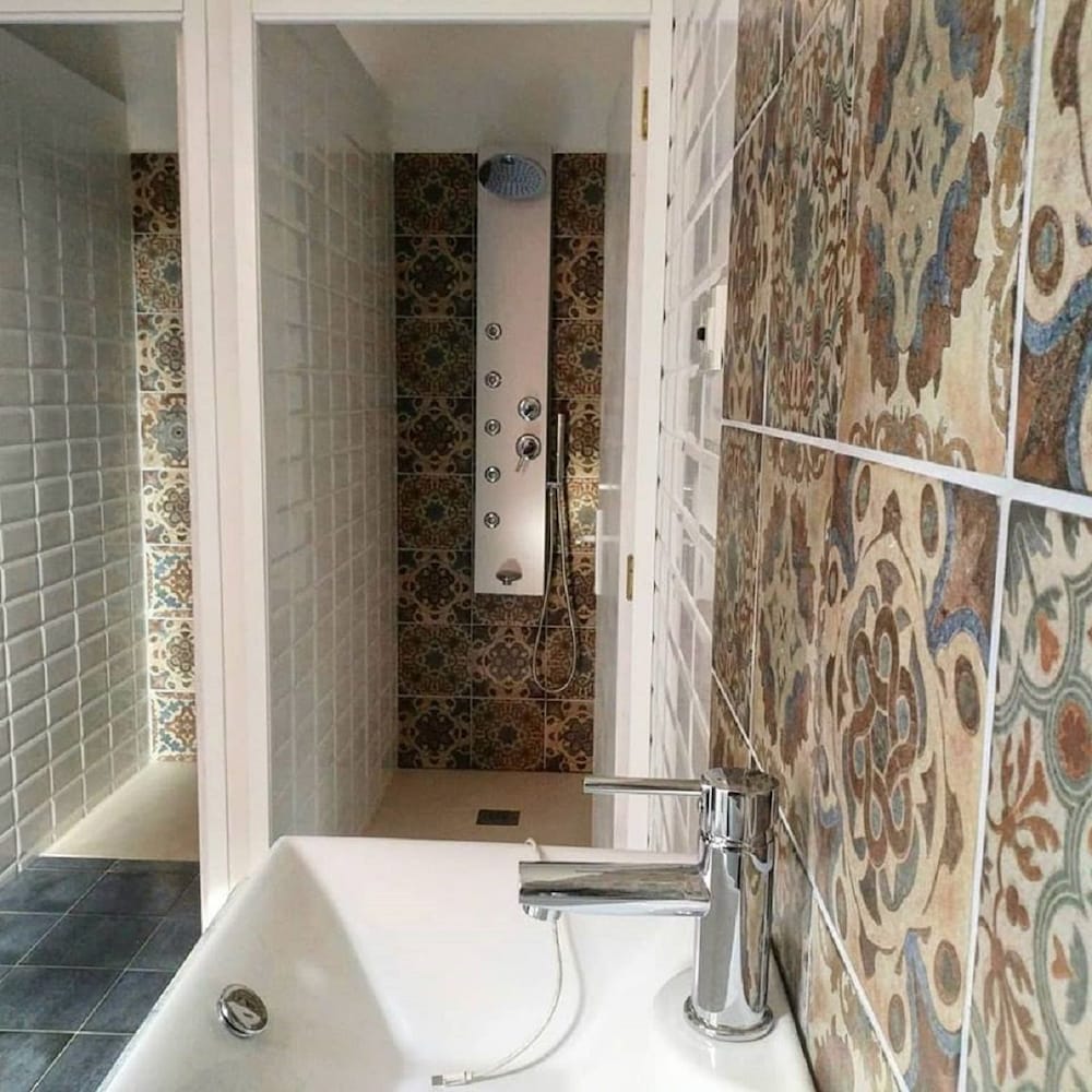 Twin Room, Shared Bathroom photo 3