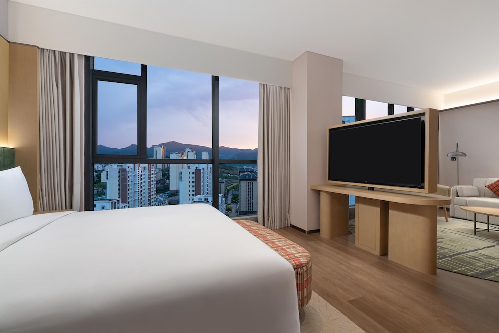 Deluxe Room, 1 King Bed with Sofa bed