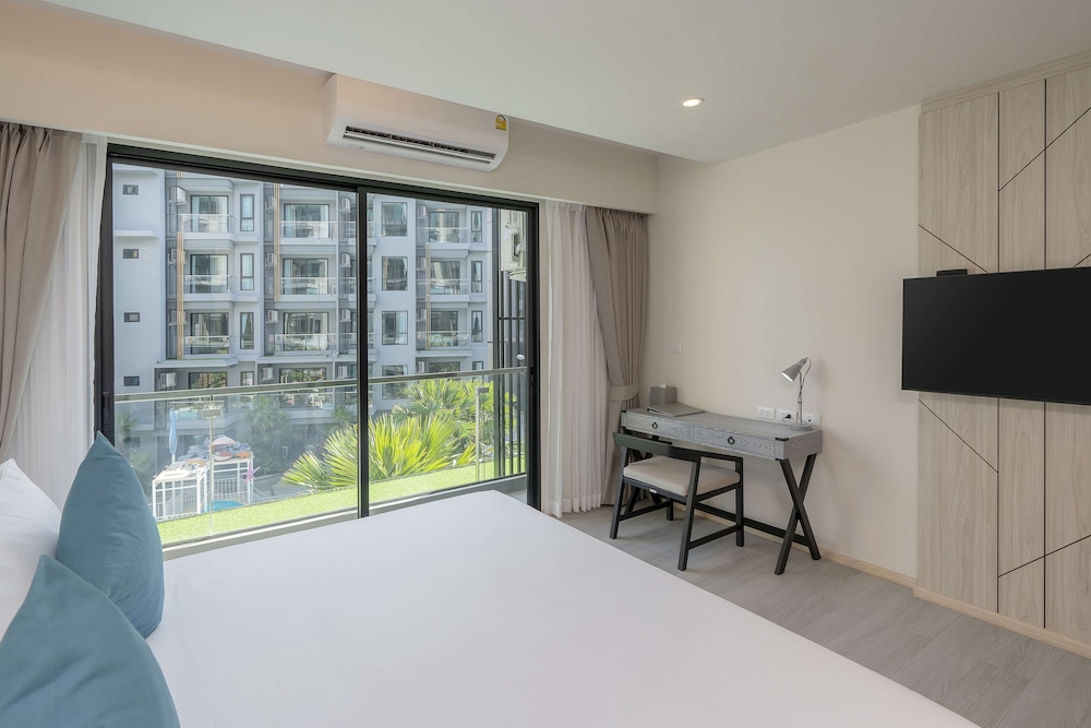 Deluxe Room, 1 Double Bed, Pool View - Photo 5