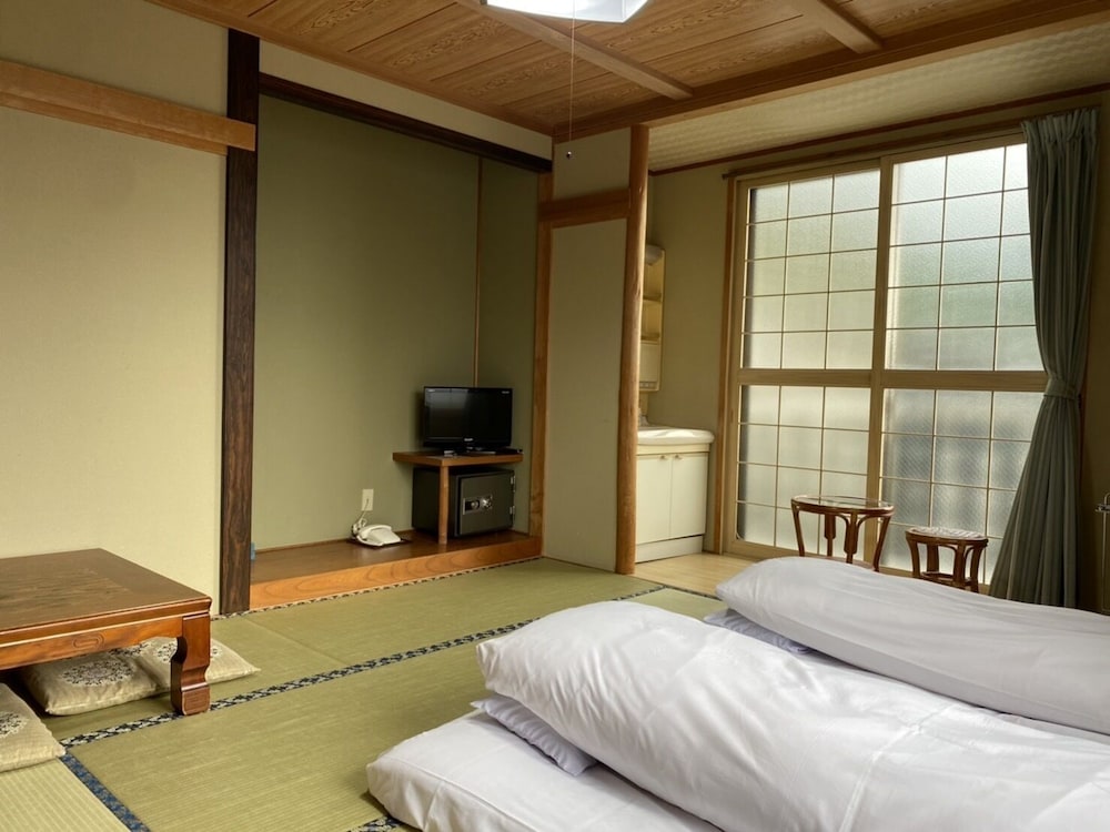 Japanese Style Room With Shared Bathroom photo 3