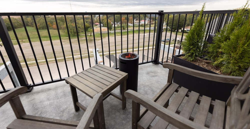Exclusive Suite, 1 King Bed, Hot Tub - Photo 12
