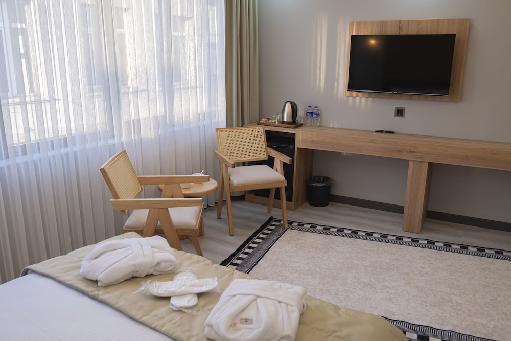 Deluxe Room, 1 King Bed photo 3